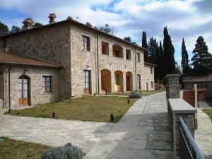 an external view of a stone house at Condominio Pisella in Pieve di Panzano