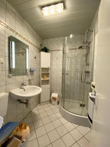 Ένα μπάνιο στο Suedstrand-Ferienwohnung-Suhr