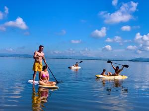 un gruppo di persone su tavole a remi in acqua di Lagoon Suites e Gastronomia a Laguna