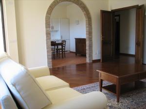 een woonkamer met een bank en een tafel bij Condominio Pisella in Pieve di Panzano