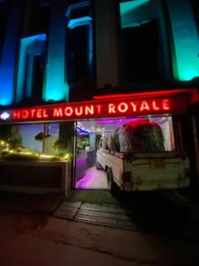- un panneau royal de montage devant un bâtiment dans l'établissement HOTEL MOUNT ROYALE Darjeeling, à Darjeeling