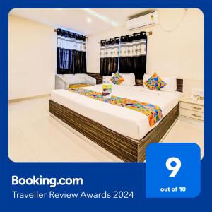um quarto de hotel com duas camas num quarto em FabHotel Corporate Crown Koramangala em Bangalore