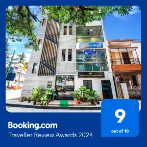 バンガロールにあるFabHotel Corporate Crown - Nr Jyoti Nivas Universityの側面に看板がある建物