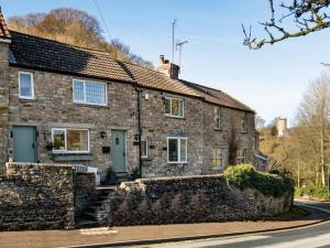 an old stone house with a stone wall at 2 Bed in Richmond G0059 in Richmond