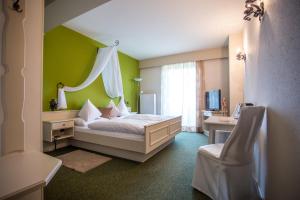 sypialnia z łóżkiem i biurkiem w obiekcie Panoramahotel Steirerland w mieście Kitzeck im Sausal