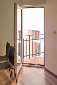 Pokój z przeszklonymi drzwiami prowadzącymi na balkon w obiekcie Stodolní Apartment w Ostravie