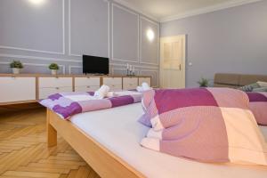 Pokój z łóżkiem z kocem w obiekcie Stodolní Apartment w Ostravie