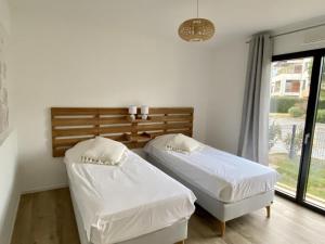 Postel nebo postele na pokoji v ubytování Domaine d'Arca - Flaubert 06 - 3 chambres - rez de chaussée + 19 fotografií