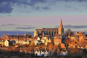 Eine Stadt mit einem großen Gebäude im Hintergrund in der Unterkunft Large 4 bed house in Malmesbury, great for big families in Malmesbury