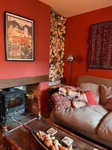 uma sala de estar com um sofá e uma lareira em Large 4 bed house in Malmesbury, great for big families em Malmesbury