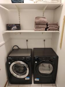 eine Waschküche mit Waschmaschine und Trockner in der Unterkunft Gite Meuz' Friendly 
