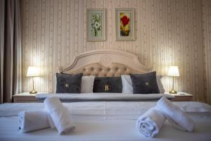 Un pat sau paturi într-o cameră la Hotel Carpathia +37 fotografii