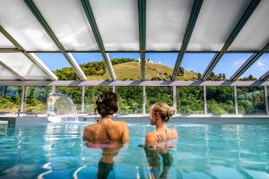 Due donne in acqua in una piscina di Hotel Galant Mikulov a Mikulov