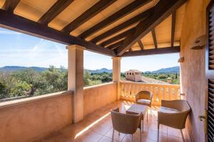 balcón con sillas y vistas a las montañas en Finca Na Maians, un entorno idílico en Artà, en Canyamel