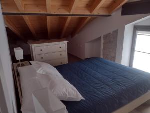 1 dormitorio con cama azul y techo de madera en Ocle, en Colunga