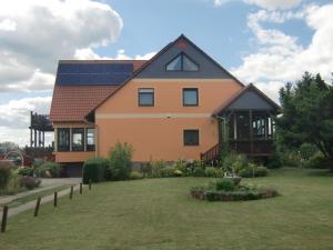 una casa con techo solar y patio en Ferienwohnung für 5 Personen in Radewege, Berlin, en Radewege