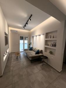 Central Stylish Lux Apartments في لاميا: غرفة معيشة مع أريكة وطاولة