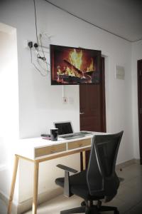 una scrivania con computer portatile e sedia in camera di Eagle Nest furnished studio apartments at Eagle Tower. a Nairobi