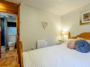 Un pat sau paturi într-o cameră la 2 Bed in Machynlleth 86293