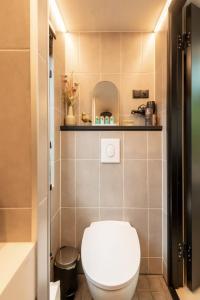 a small bathroom with a toilet and a sink at KODA Edam in Edam