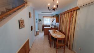 een eetkamer met een tafel en een keuken bij Relaxing 2 Seaside Manors in Menevi