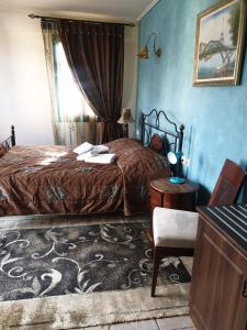 een slaapkamer met een bed, een tafel en een stoel bij ''EPAVLIS boutique GALAXIDI'' in Galaxidhion