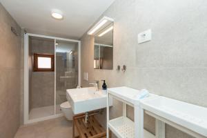 y baño con lavabo, ducha y aseo. en Alibi B11, en Piran