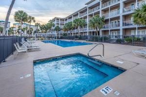una piscina frente a un edificio de apartamentos en Grand Caribbean East 214, en Pensacola