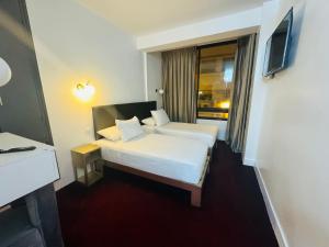 una camera d'albergo con letto e finestra di Crystal boulevard a Tangeri