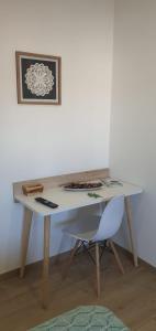 a white desk with a chair in a room at Casa Isa in Almograve