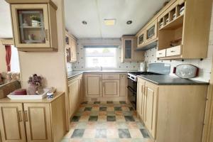 Kuchyň nebo kuchyňský kout v ubytování Chalet De Nollen P12 - Camping De Nollen Callantsoog