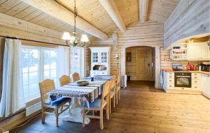 Sjusjøen的住宿－Amazing Home In Sjusjen With Wifi，厨房里设有1间带桌椅的用餐室