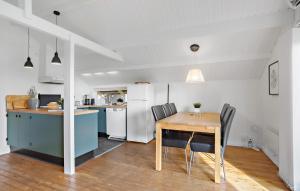una cucina e una sala da pranzo con tavolo e sedie di 3 Bedroom Nice Home In Hejls a Hejls