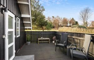 una veranda con due sedie e un tavolo su una casa di 3 Bedroom Nice Home In Hejls a Hejls Altre 9 foto