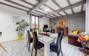 ein Wohnzimmer mit einem Tisch und einem Sofa in der Unterkunft Cozy Home In Feuquires With Kitchen in Feuquières