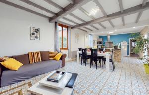 ein Wohnzimmer mit einem Sofa und einem Tisch in der Unterkunft Cozy Home In Feuquires With Kitchen in Feuquières