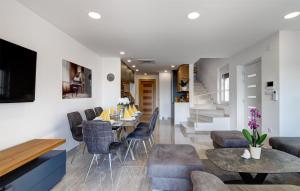 ein Esszimmer und ein Wohnzimmer mit einem Tisch und Stühlen in der Unterkunft Cozy Home In Dramalj With House Sea View in Dramalj