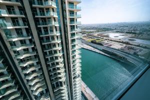 een uitzicht op het water vanuit het raam van een gebouw bij Luxurious Studio with Canal View in Business Bay in Dubai