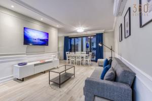 Χώρος καθιστικού στο Tastefully designed 3BR home in Gzira with WIFI by 360 Estates