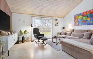 un soggiorno con divano e tavolo di Stunning Home In Strandby With Wifi a Strandby