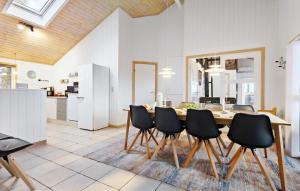 una cucina e una sala da pranzo con tavolo e sedie di Stunning Home In Strandby With Wifi a Strandby