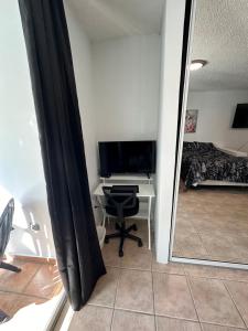 Un televizor și/sau centru de divertisment la Beachfront Studio Apt w/ Full Kitchen & Pool