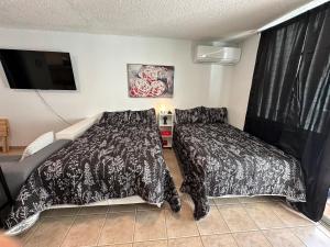 Un pat sau paturi într-o cameră la Beachfront Studio Apt w/ Full Kitchen & Pool