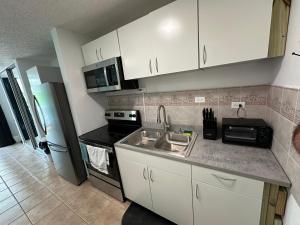 O bucătărie sau chicinetă la Beachfront Studio Apt w/ Full Kitchen & Pool