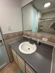 O baie la Beachfront Studio Apt w/ Full Kitchen & Pool