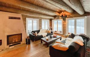 ein Wohnzimmer mit 2 Sofas und einem Kamin in der Unterkunft Awesome Home In Reinli With Kitchen in Reinli