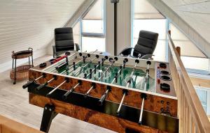 een tafeltennistafel in een kamer met 2 stoelen bij 2 Bedroom Nice Home In Wandlitz in Wandlitz