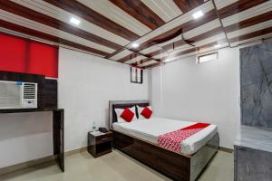 1 dormitorio con 1 cama en una habitación en OYO The Mid Town Inn, en Patna