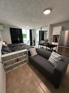 O zonă de relaxare la Beachfront Studio Apt w/ Full Kitchen & Pool