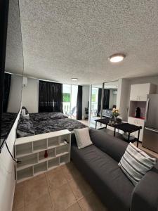 Setusvæði á Beachfront Studio Apt w/ Full Kitchen & Pool